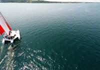 trimaran sejler på blå hav